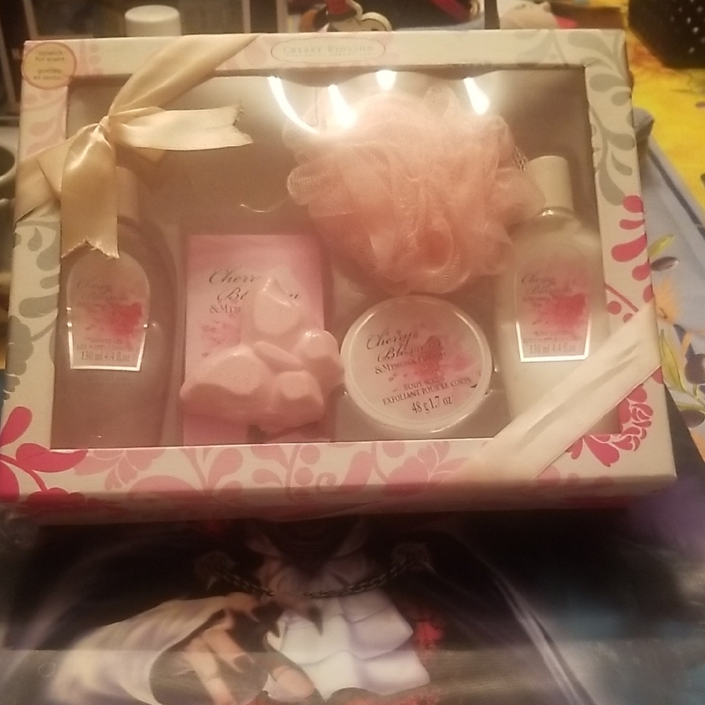 🛁🍒Bath Gift Set - Pink Cherry Blossom And Mimosa BNIB
